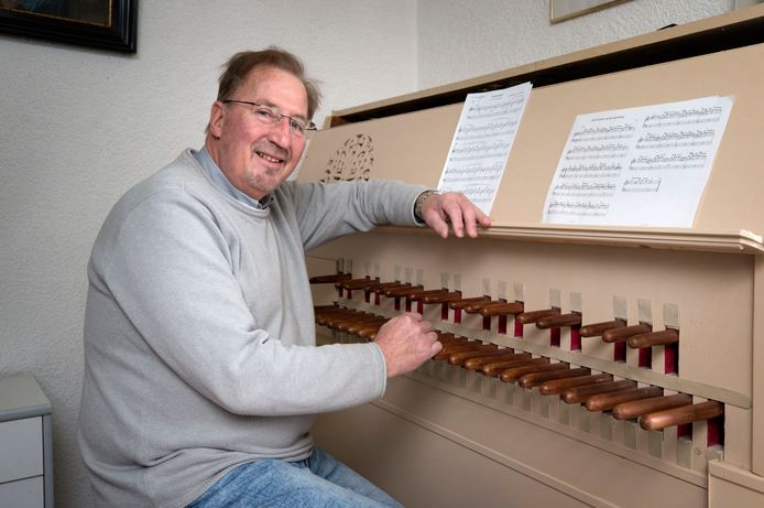Gerrit van der Schouw achter een oefenklavier bij hem thuis in Zevenbergen.