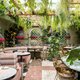 In dit fotogenieke restaurant kom je voor het spektakel, niet voor het eten
