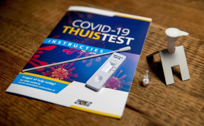 Een testkit om zelf thuis een coronatest te doen