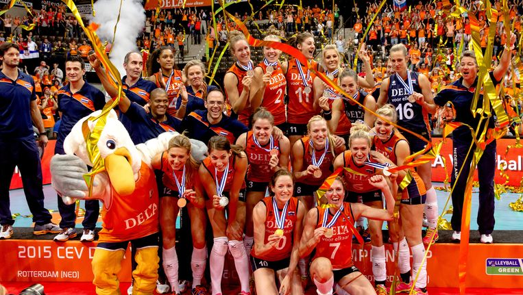 De Nederlandse volleybalsters met de zilveren medaille tijdens de finale van het EK volleybal. Beeld anp