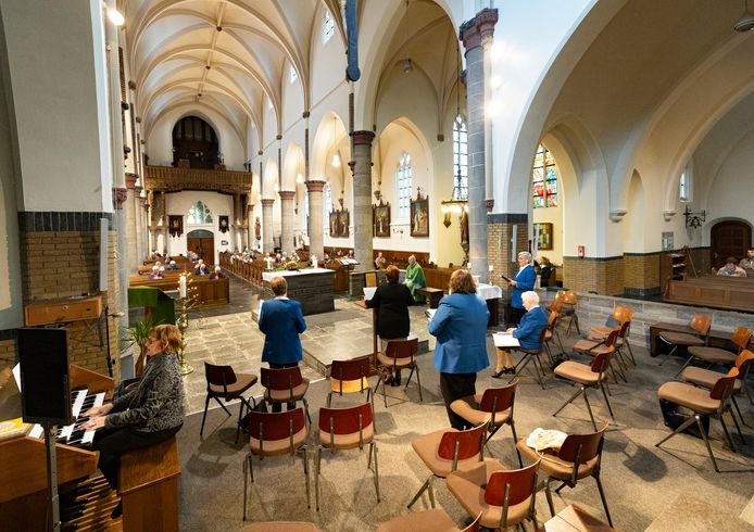 Het koor van de katholieke kerk in Leende is flink uitgedund.