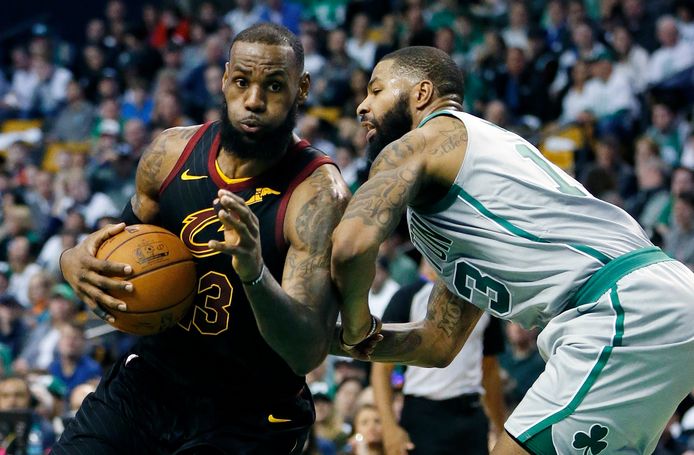 LeBron James (links) in actie tegen Marcus Morris van Boston.