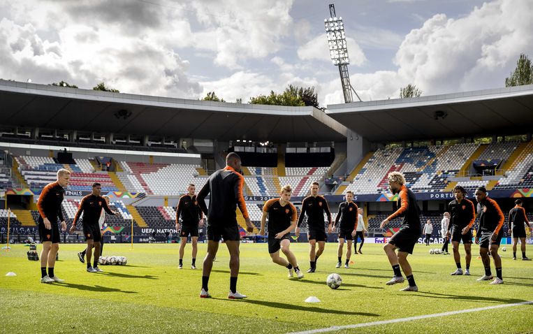 Het Nederlands elftal traint in het stadion van Guimarães. Tonny Vilhena speelt de bal, Matthijs de Ligt probeert die te onderscheppen. Beeld ANP