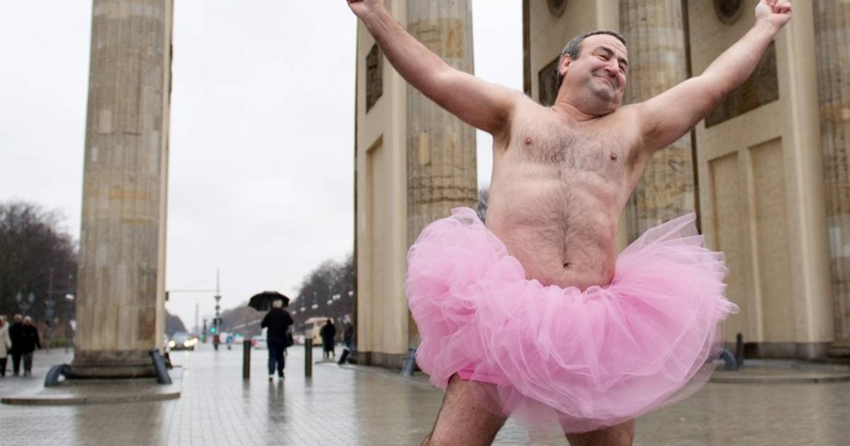 Enten Tegenover Stevenson Man maakt foto's in roze tutu om zieke vrouw te steunen | Bizar | AD.nl