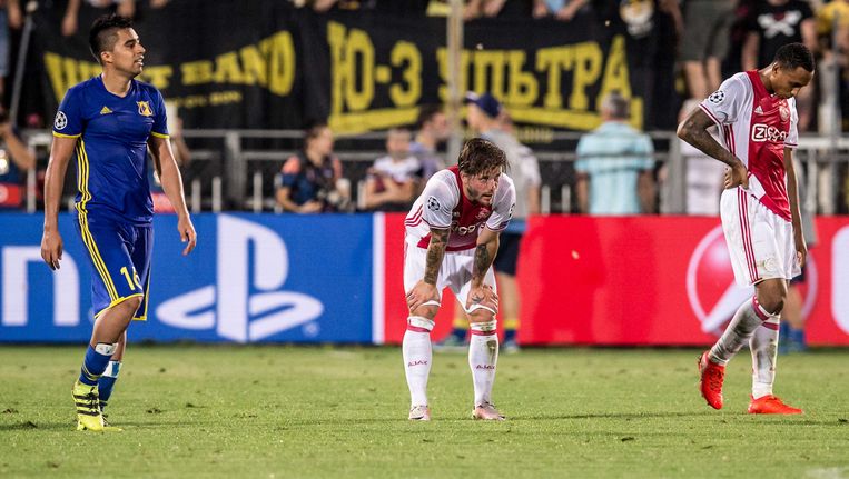 Lasse Schöne baalt bij een stand van 4-0 Beeld anp