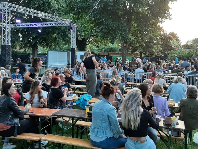 Samen genieten van de bingo op Hellendoorn Open Air.