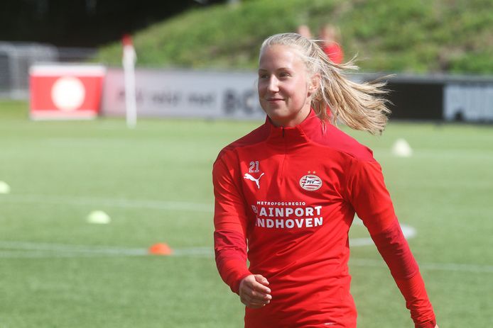 De Veldhovense Dana Foederer op de training van PSV.