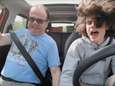 VIDEO. Papa leert zijn zoon autorijden in ‘Het gezin’, maar die botst meteen
