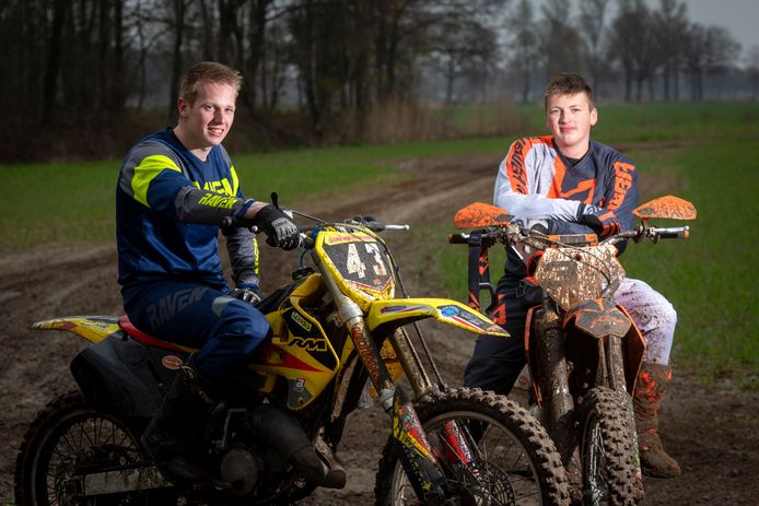 Raoul Groot Zevert (links) en Jesse Bleumink halen hun crossmotoren op zaterdag uit de schuur om achter de boerderij een uurtje lekker los te gaan op de maisakker. Berkelland wil hier paal en perk aan stellen.