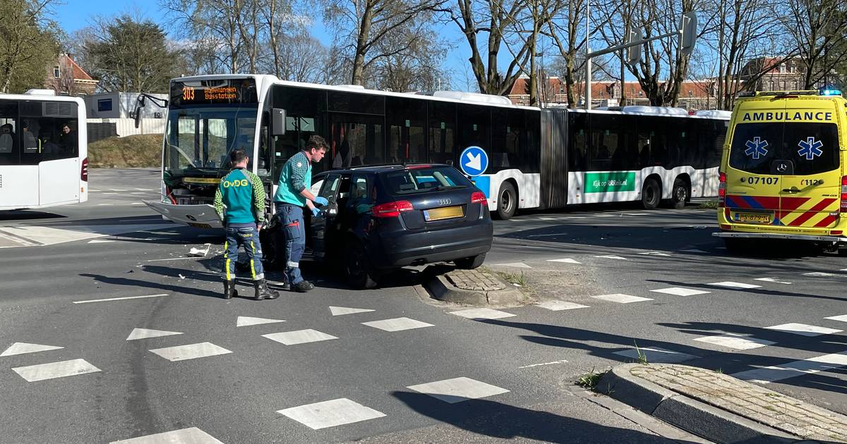 Automobilist bekneld in voertuig na aanrijding met lijnbus in Ede.