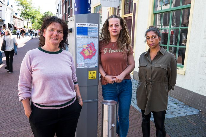 Binnenstadbewoners Marcha Kortekaas (l.), Aline Pennewaard en Dana Chin-Kon-Sung spanden een kort geding aan tegen de gemeente Woerden over het nieuwe parkeerbeleid.