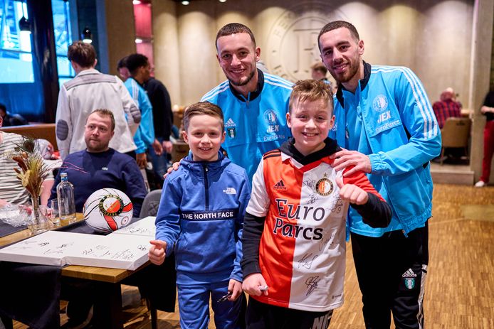 Ricardo in zijn shirt met handtekeningen en zijn jongere broertje, samen met hun Feyenoord-idolen Justin Bijlow en Orkun Kökcü tijdens een volkomen onverwachte 'Meet&Greet’.