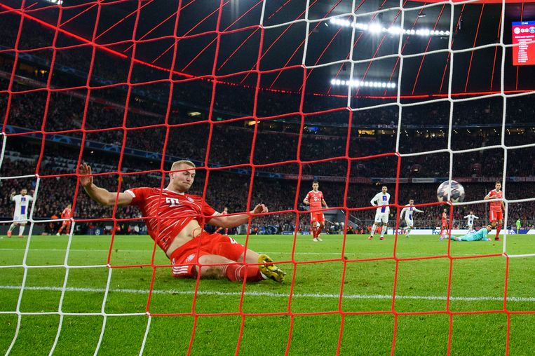 Matthijs de Ligt voorkomt met een sliding dat Paris Saint-Germain scoort. Beeld Getty Images