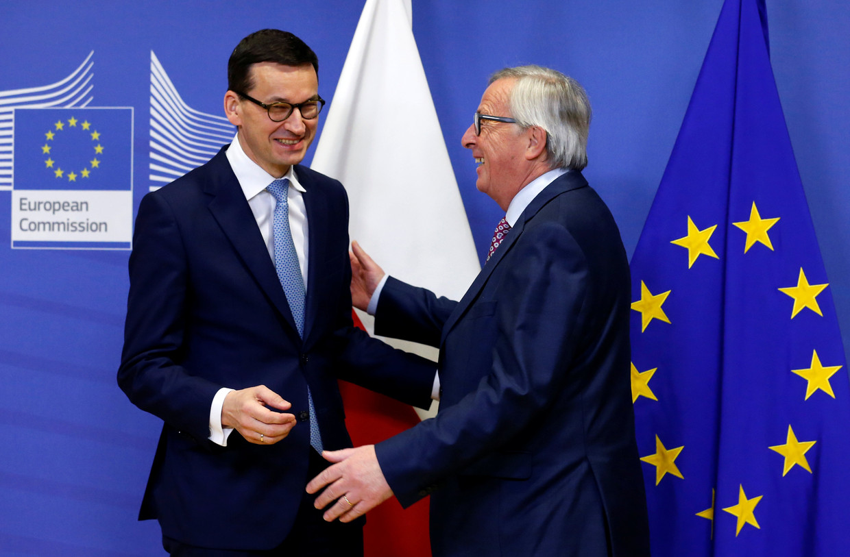 Premier Mateusz Morawiecki (l) met Jean-Claude Juncker,  de voorzitter van de Europese Commissie. Beeld REUTERS