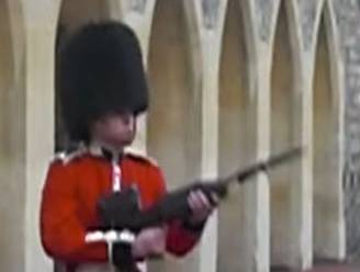 Handtastelijke toerist krijgt bajonet van Queen's Guard onder de neus
