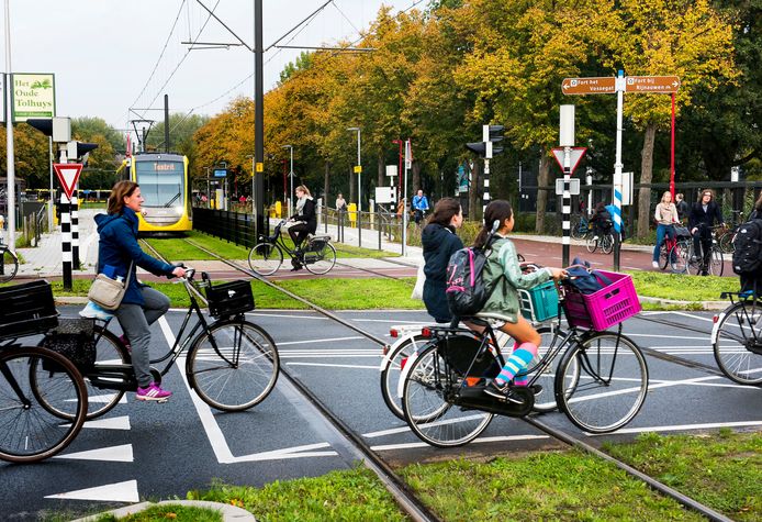 Met de nieuwe fietsroute moet het minder druk worden op de kruising ter hoogte van het zwembad De Krommerijn.