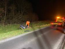 Auto belandt op de kop in de sloot in Hengelo