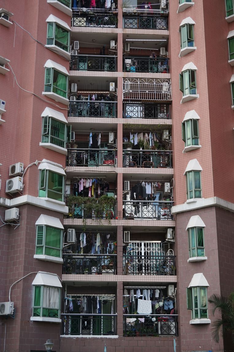 Waslijnen op balkonnetjes sieren het kleurrijke huizencomplex aan de Guihua Road in Shenzhen.  Beeld Getty Images