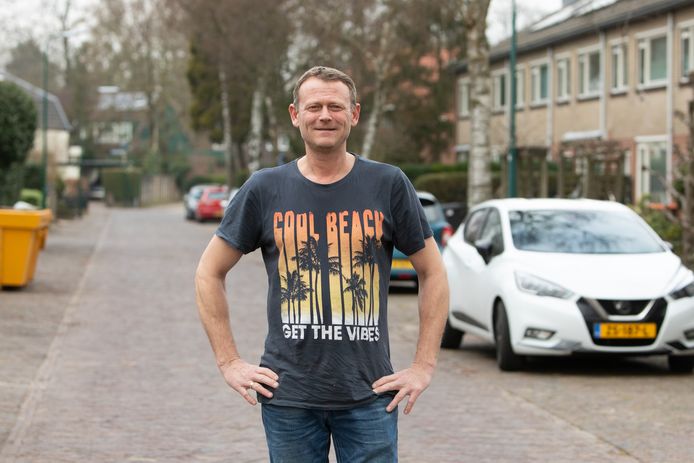 Reinier de Ruijter, depothouder, valt in als krantenbezorger. Zaterdagochtend hoorde hij zacht hulpgeroep.