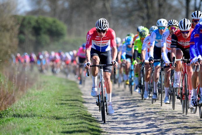 Van der Poel op de kasseien tijdens de GP Denain van 2019.