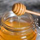 Onderzoek: honing werkt beter tegen hoesten en verkoudheid dan antibiotica