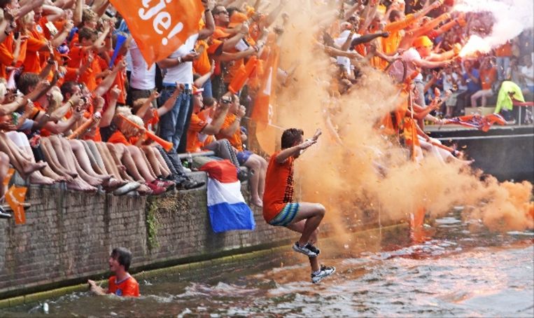 wol Bestaan Televisie kijken Oranje gloed over Amsterdam | Trouw