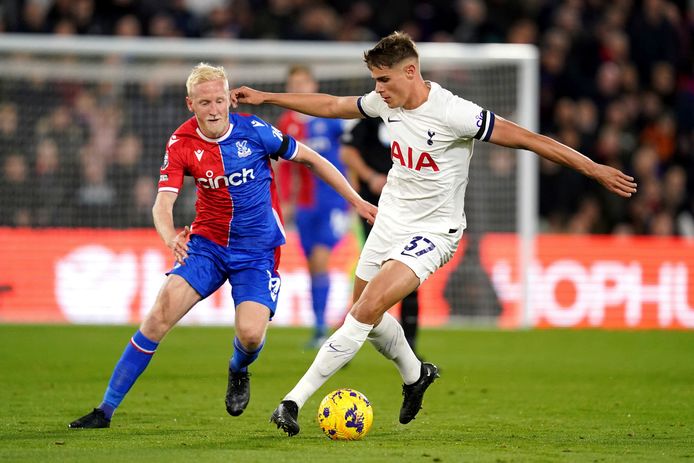 Micky van de Ven namens Tottenham Hotspur in duel met Will Hughes van Crystal Palace.