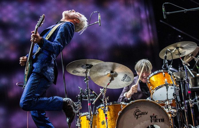 De Belgische rockband Triggerfinger met zanger en gitarist Ruben Block, bassist Paul Van Bruystegem en drummer Mario Goossens op Lowlands.