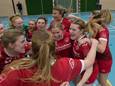 Dolle vreugde bij de speelsters van Wijhe'92 als het kampioenschap een feit is. De handbalsters spelen komend seizoen in de eerste divisie.