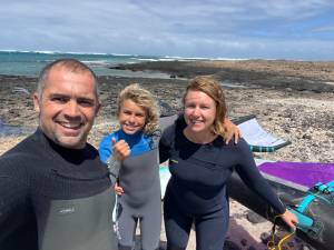 Surfwonder Kamiel (12) verhuist samen met ouders naar Fuerteventura: “Maar dat betekent niet dat hij nu moét presteren”