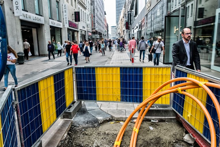 Door de vele bedelaars, losliggende tegels en grote renovatiewerken mijden zowel shoppers als handelaars de Brusselse Nieuwstraat.  Beeld Tim Dirven
