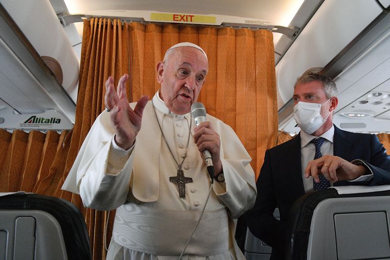 Paus Franciscus spreekt met journalisten in een vliegtuig op weg naar Rome. Beeld EPA