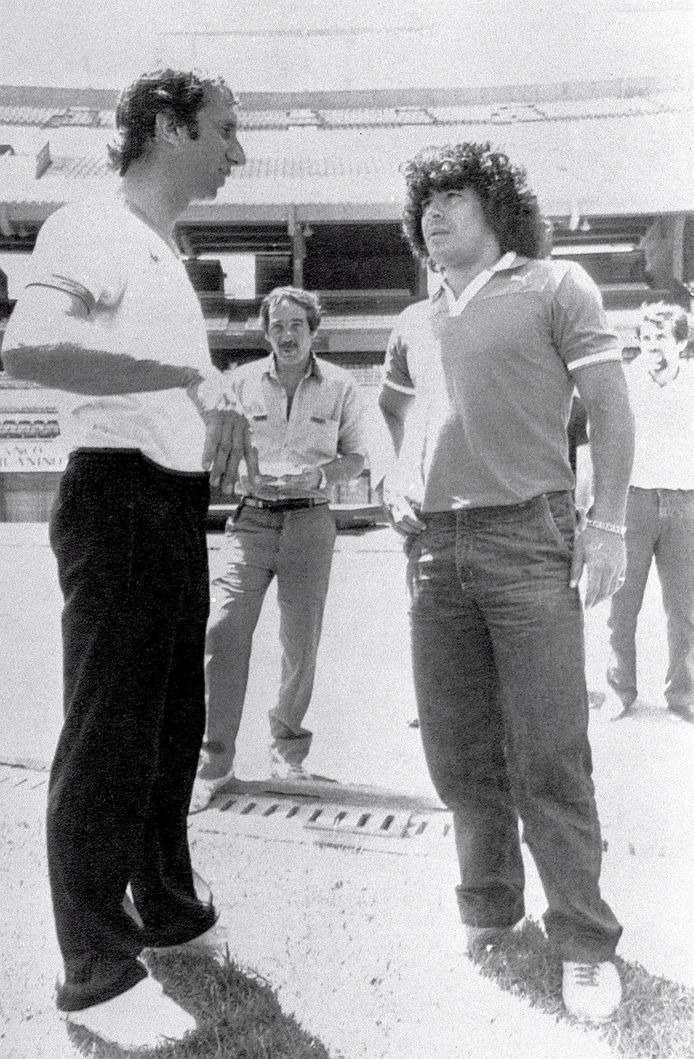 Diego Armando Maradona naast bondscoach Carlos Salvador Bilardo (1983)