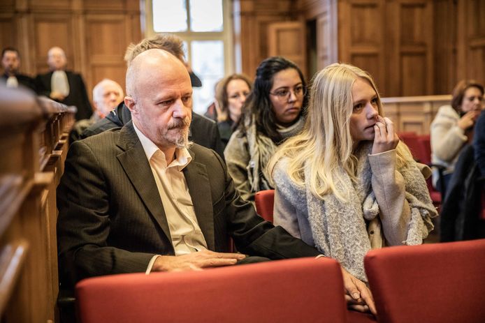 Nagelbijtend wacht de dochter van Kris Permentier (rechts) op de uitspraak van het hof van beroep.