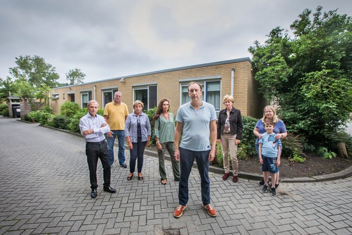 Omwonenden voor de woonunits van Middin voor mensen met een beperking. Die moeten plaats maken voor woningen van drie hoog. Dat zien de bewoners aan de overkant niet zitten.