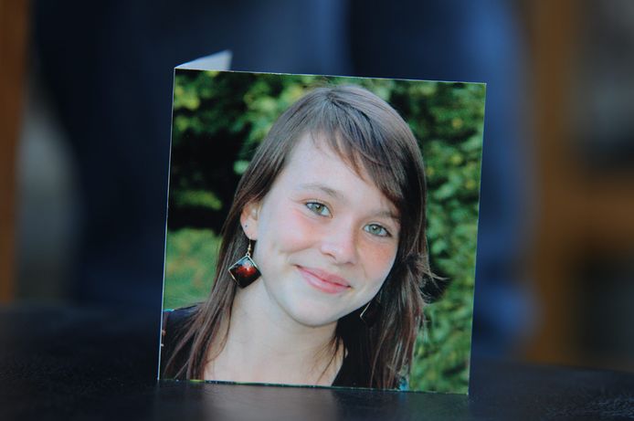 Emilie Leus stierf op de fiets in Oosterzele, samen met twee medestudentes. Ze werd aangereden door een dronken bestuurder.