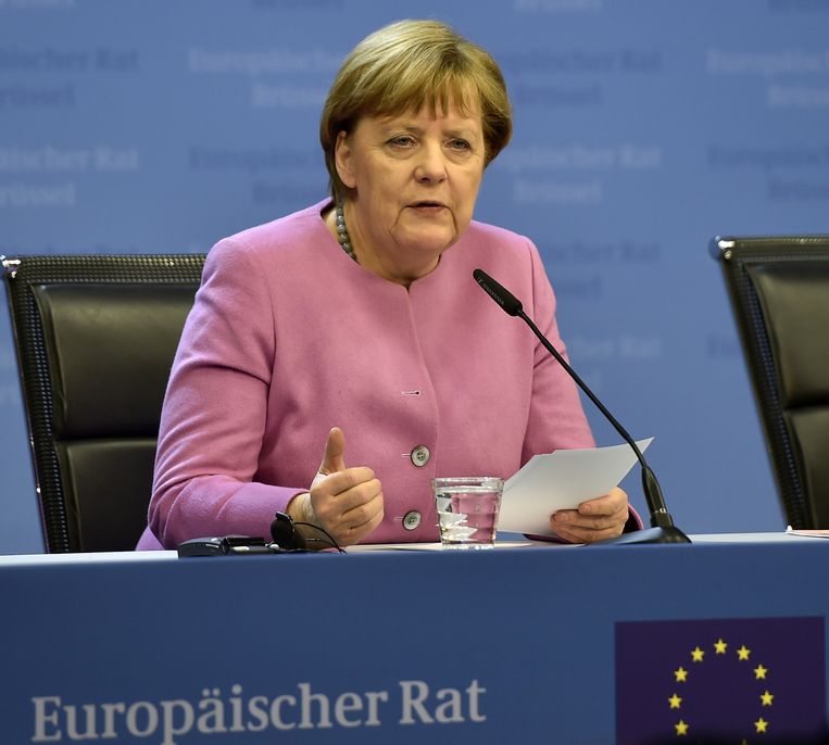 'Angela Merkel (foto) heeft zich laten leiden door een mengeling van ruimhartigheid, ijdelheid, schuldgevoel en eigenbelang. Of het een historische vergissing was, moet nog blijken, we weten niet welke kant het opgaat.' Beeld ap