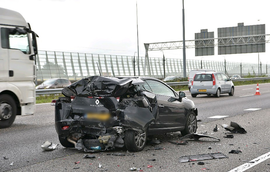 Vrachtwagen Botst Op Auto Op A16 Tussen Breda En Antwerpen Foto Bd Nl