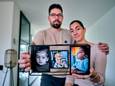 Dana en Ruben Keijzer met een foto's van hun overleden dochtertje Nova.