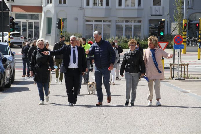 Een delegatie van het gemeentebestuur wandelt de Duinbergenlaan in.