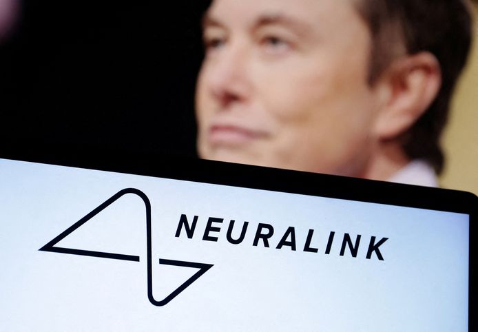 Het logo van Neuralink en Elon Musk op de achtergrond.