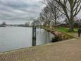 Op deze plek aan de Kade van Mook wordt de boot afgemeerd.