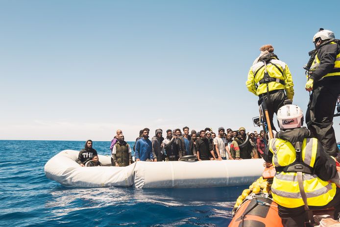 Hulpverleners van de Ocean Viking halen afgelopen zondag migranten uit hun leeglopende rubberboot op de Middellandse Zee voor de kust van Libië.