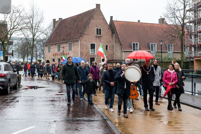 De optocht voerde onder meer langs het stadhuis