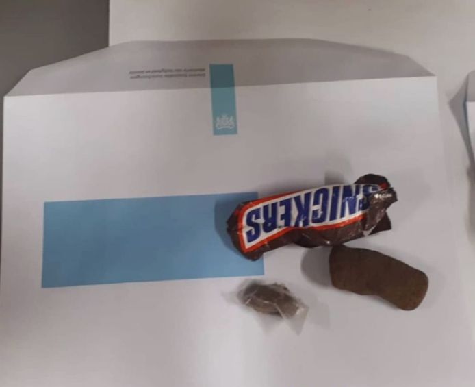 Een man gooide deze Snickers over de gevangenismuur in Roermond (Nederlands Limburg). Er zat 15 gram drugs in.