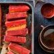 Kersttaart: millionaire shortbread met red velvet fudge