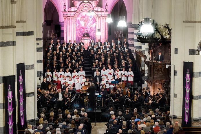 De uitvoering van de Matthäus Passion trekt ieder jaar veel bezoekers naar de kerk in Oirschot.