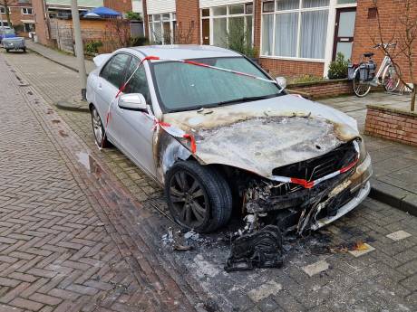 Politie op zoek naar verdacht duo nadat twee keer de vlam gaat in Arnhemse Mercedes 