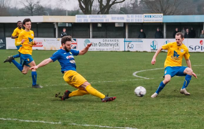 Senne De Reyck (met blauw shirt) scoorde vorig weekend nog de openingsgoal tegen Walem.