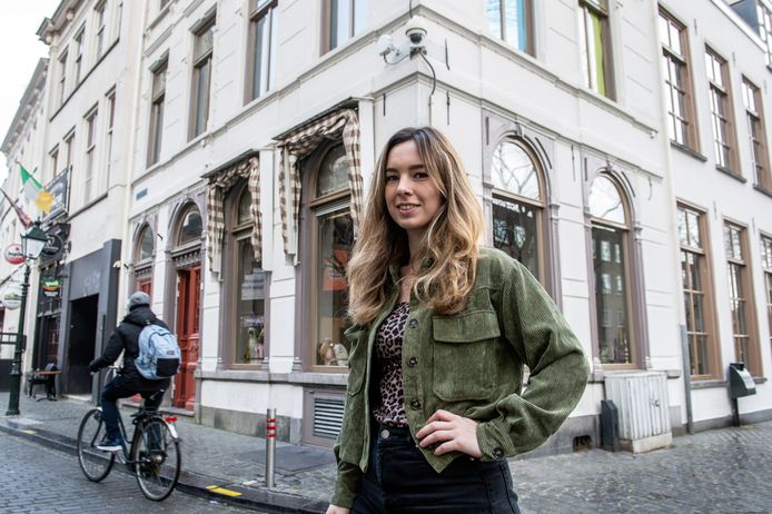 Maaike Graafland is eigenaresse van de Interieurbar in het pand de Prins Cardinaal op de hoek van de Reigerstraat en het Kasteelplein waar eerder tientallen jaren antiekzaak Anno ’85 zat.